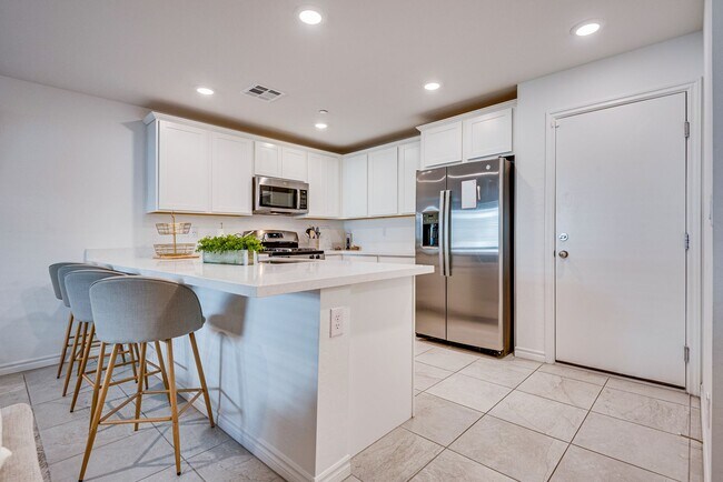 Foto del edificio - Furnished 3-bedroom, 2.5-bath townhome, designed to offer the ultimate in modern comfort.