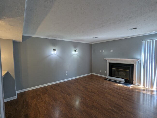 Building Photo - 463 Claircrest Dr