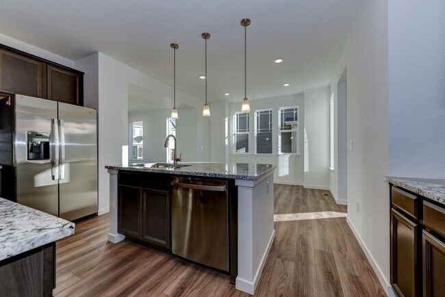 Foto del edificio - Beautiful 4 bed, 3 bath Townhome with 2 car garage ready for move in!