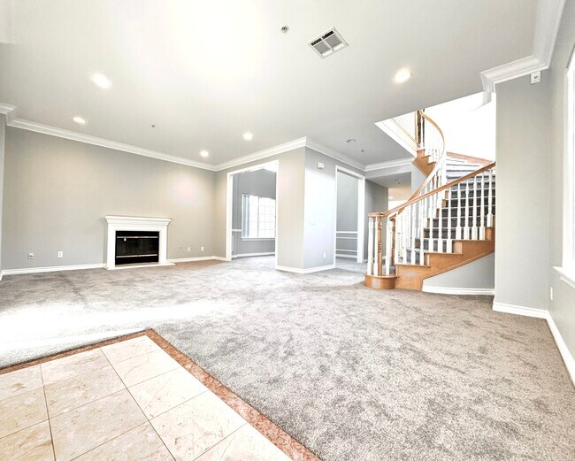 Gran sala de estar - 27 Hampton Ct