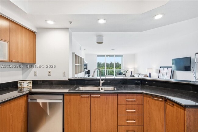 Foto del edificio - 14951 Royal Oaks Ln