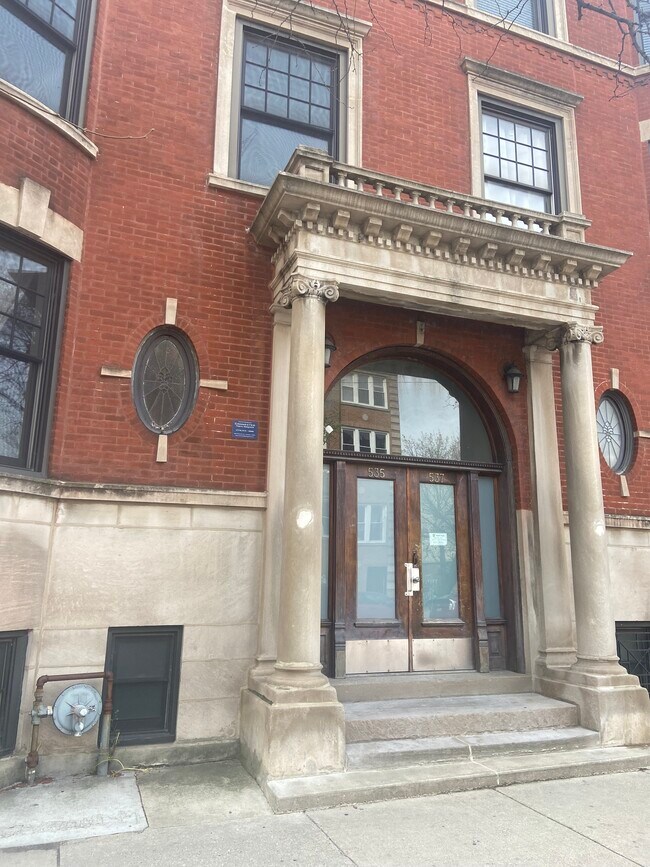 Foto del edificio - 535 W Belmont Ave