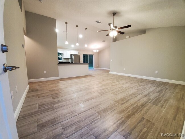 Foto del edificio - 8687 N Paradisea Dr