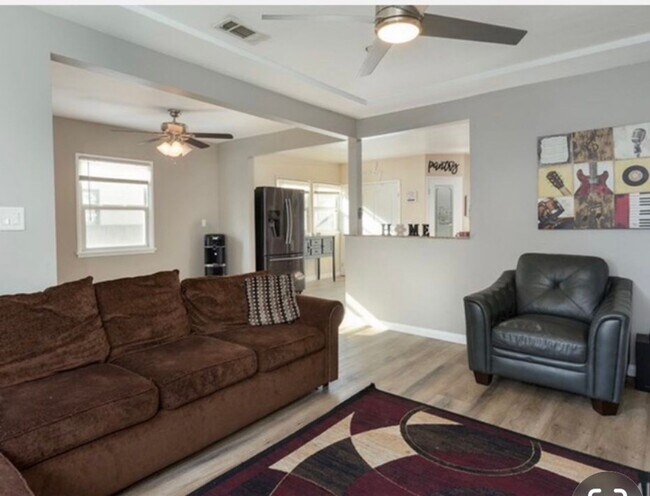 Building Photo - **LAKEWOOD HOME** THREE BEDROOM READY FOR JULY MOVE-IN