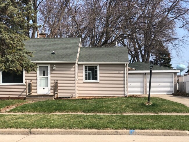Large 2.5 car garage - 922 W Weiland Ave