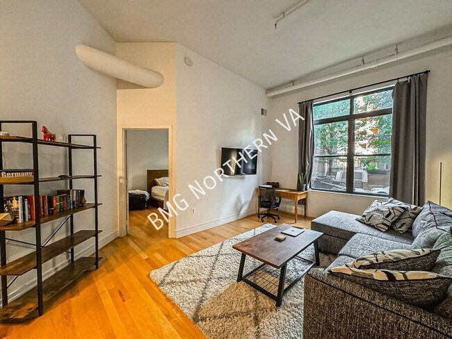 Foto del edificio - 2220 Fairfax Dr