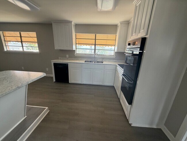 Foto del edificio - 3 Bed 1.5 Bath Brick House