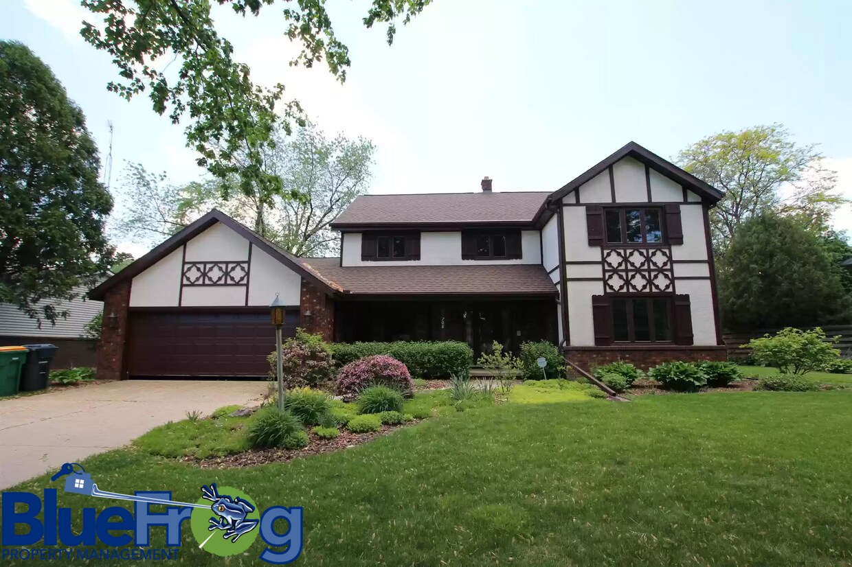 Primary Photo - 708 Meadowbrook Ln