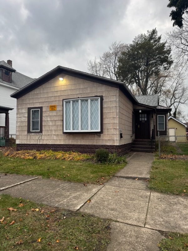 Foto principal - 252 W 3rd St