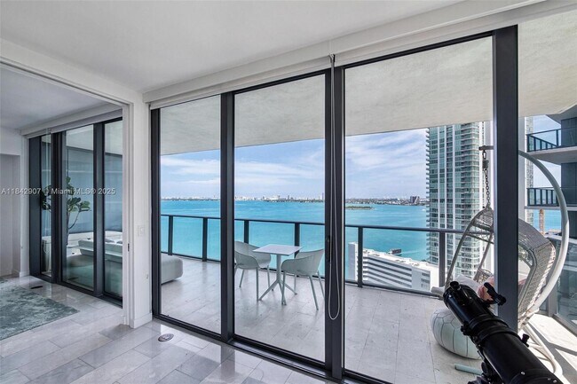 Foto del edificio - 650 NE 32nd St