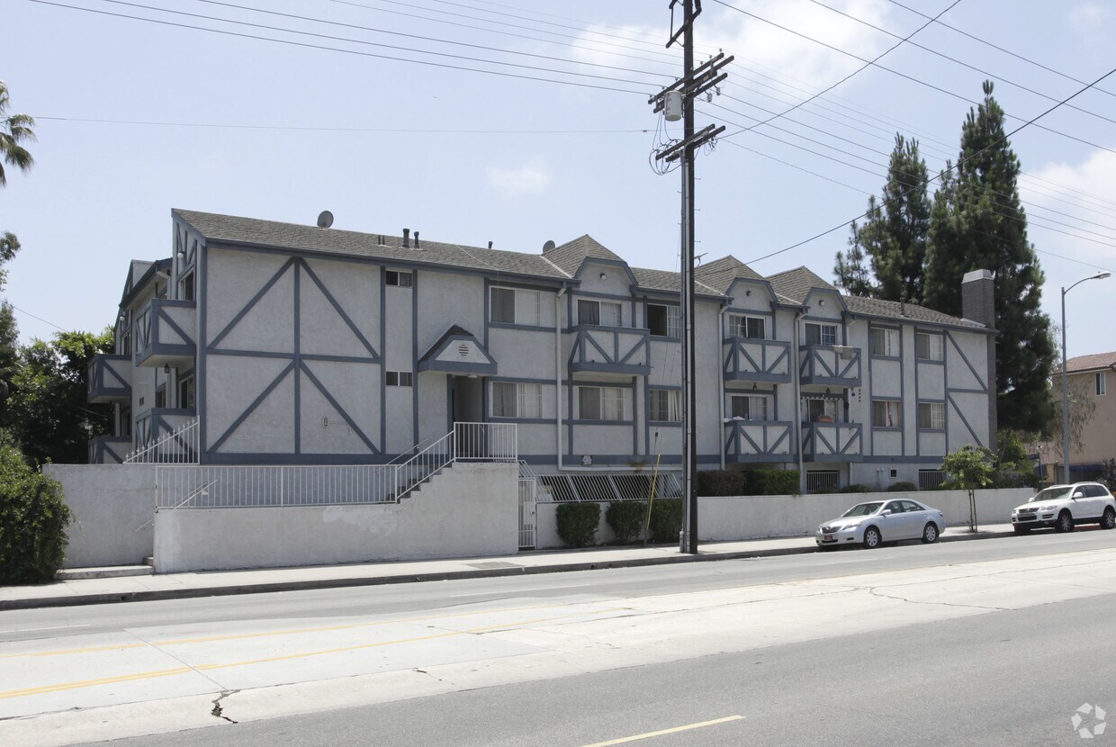 Building Photo - 5554 Carpenter Ave