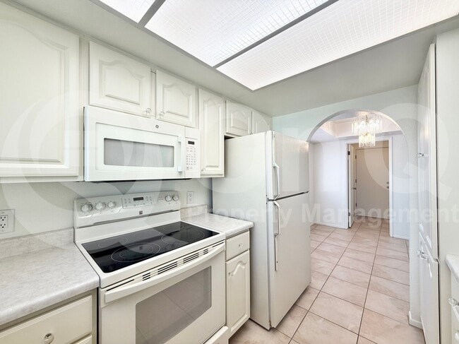 Building Photo - 5417 S Mitchell Dr
