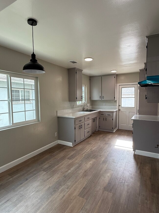 Building Photo - 859 W Carmelita Ave