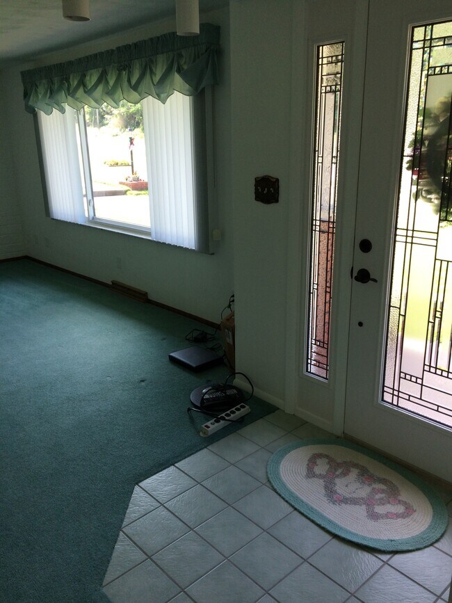 Front entry/living room - 121 Fayette City Rd
