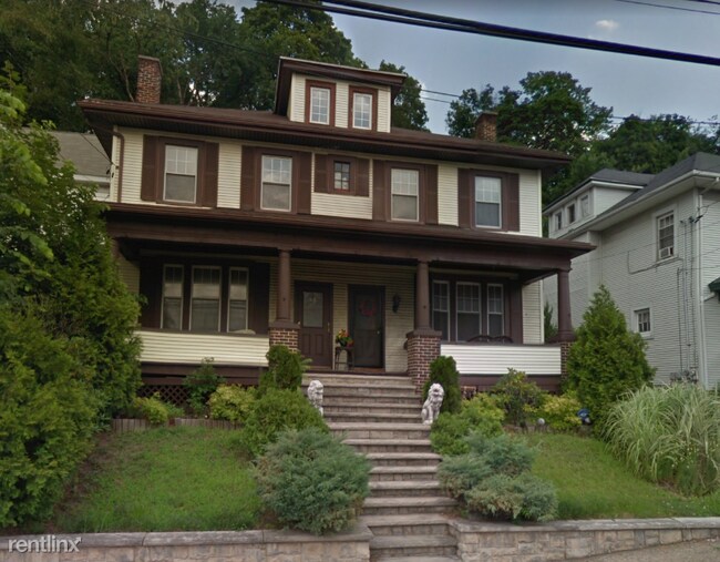 Building Photo - 3 br, 1.5 bath Townhome - 74 William St