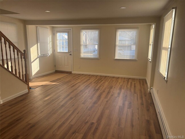 Building Photo - 215 E Lakewood St