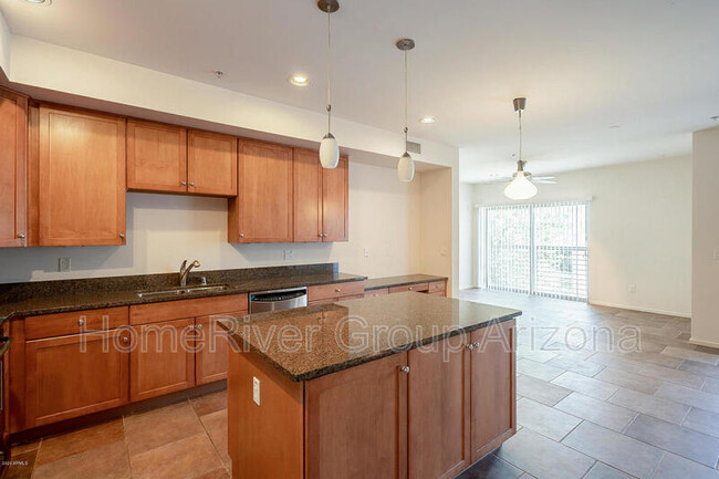 Foto del edificio - 525 W Lakeside Dr