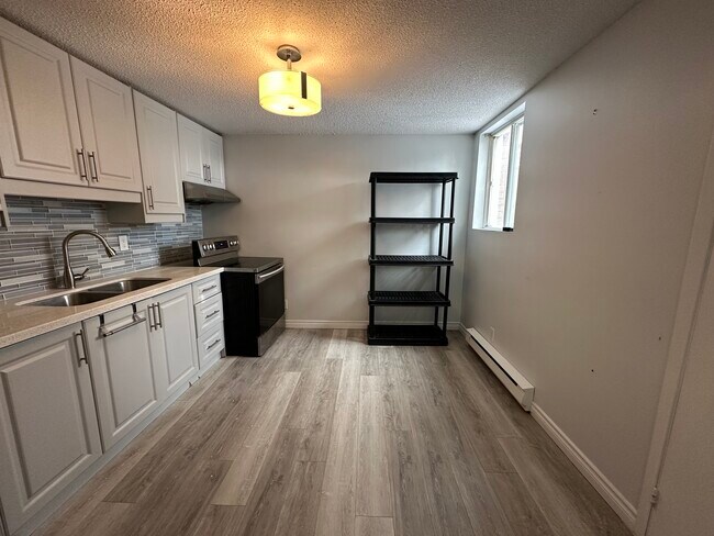 Photo du bâtiment - Charming Basement in Desirable Stevenson Area! (2 Bed, 1 Bath)