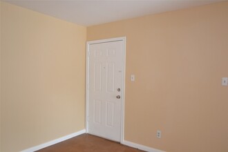 Building Photo - 304 Dell Ct