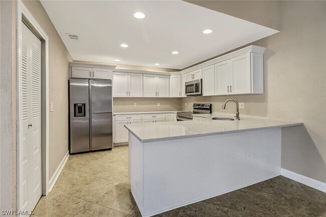 Foto del edificio - 6310 Royal Woods Dr