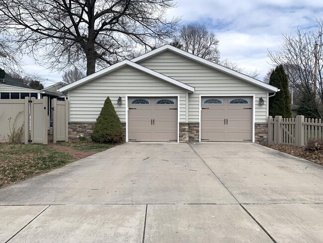 Building Photo - Charming 3-Bedroom Home on Spacious Corner...