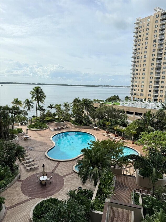 Foto principal - 520 Brickell Key Dr
