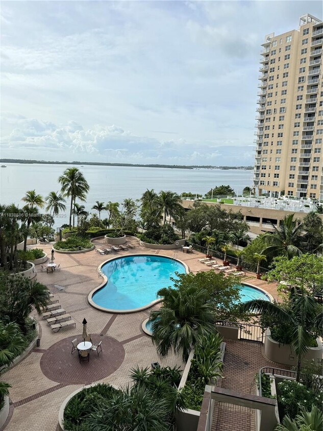 Primary Photo - 520 Brickell Key Dr
