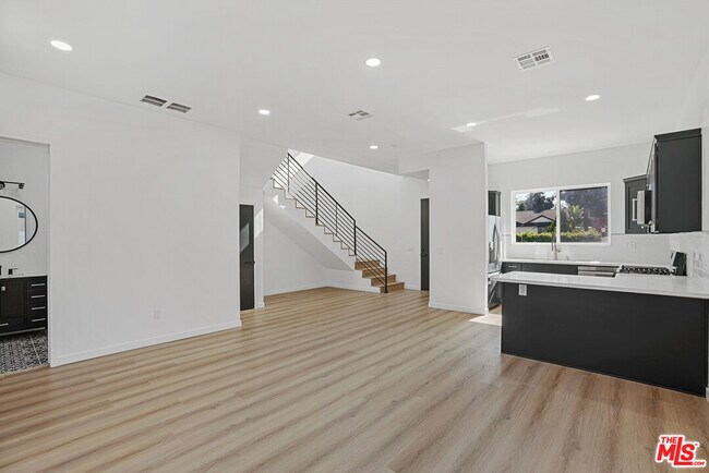 Foto del edificio - 5741 Cahill Ave