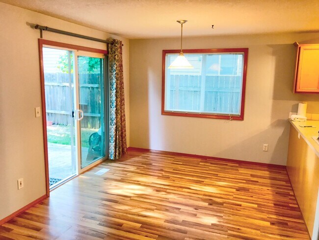 Foto del edificio - Powellhurst Renovated 3 Bedroom with AC, Garage, Fenced Backyard