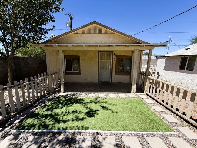 Foto del edificio - Stand alone House with Private Yard!