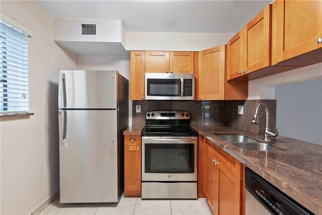 Building Photo - 2733 S Oakland Forest Dr