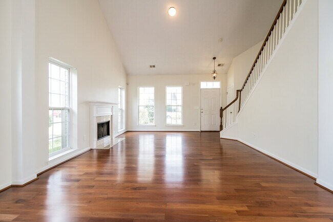 Foto del edificio - 413 Creekside Ln