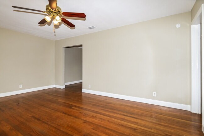 Foto del edificio - 2615 Ligustrum Rd