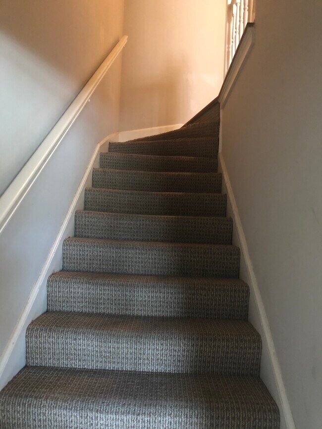 Subiendo escaleras - 1210 W Murdock St