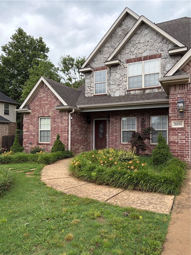 Foto del edificio - 2234 Tall Tree Ln