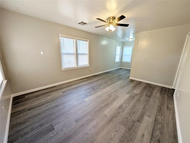 Building Photo - 221 E Myrtle Dr