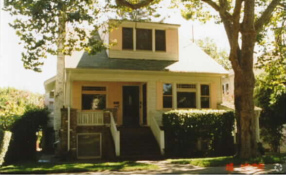 Building Photo - 1109 39th St