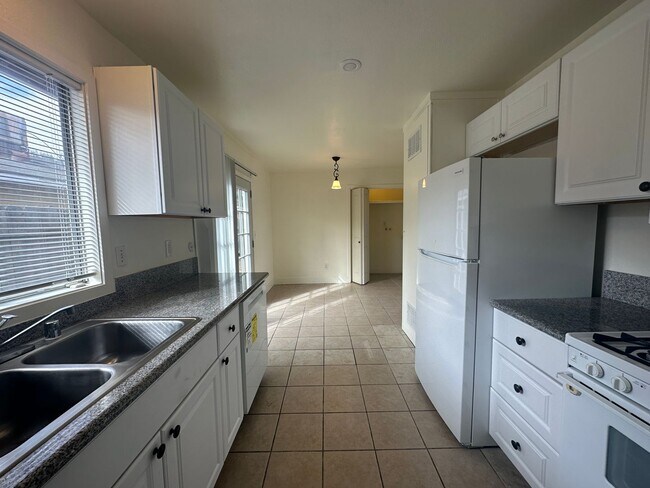 Foto del edificio - 929 Roselawn Ave #A, Modesto