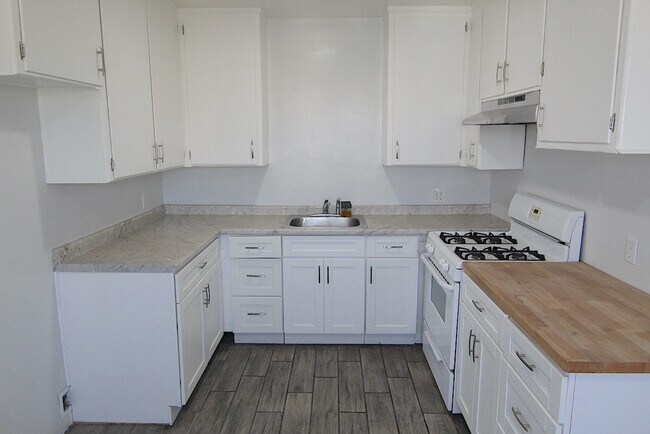 Foto del edificio - 3247 W Century Blvd