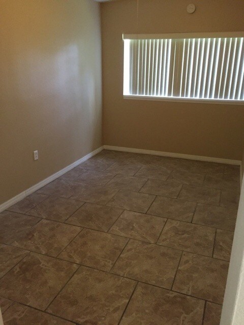 Building Photo - Four bedroom One bathroom Home for rent in...