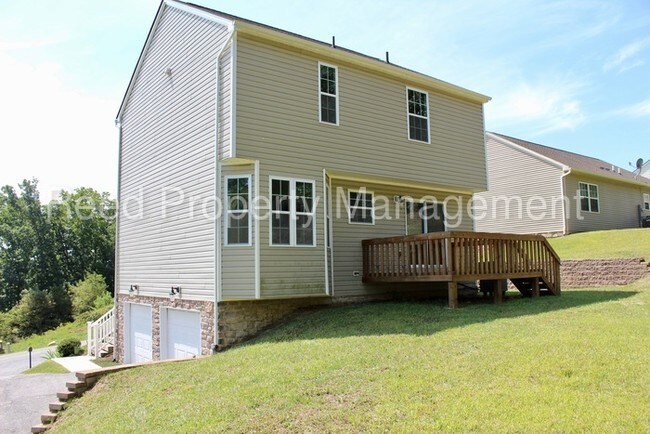 Building Photo - Spacious Three Bedroom Single Family Home