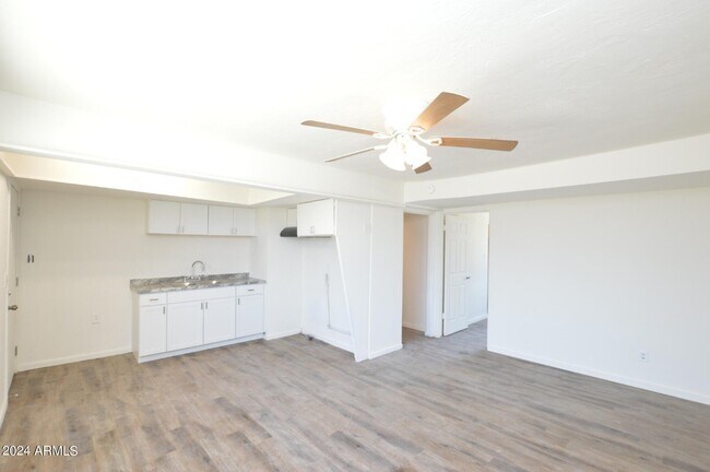 Foto del edificio - 7040 Grand Ave