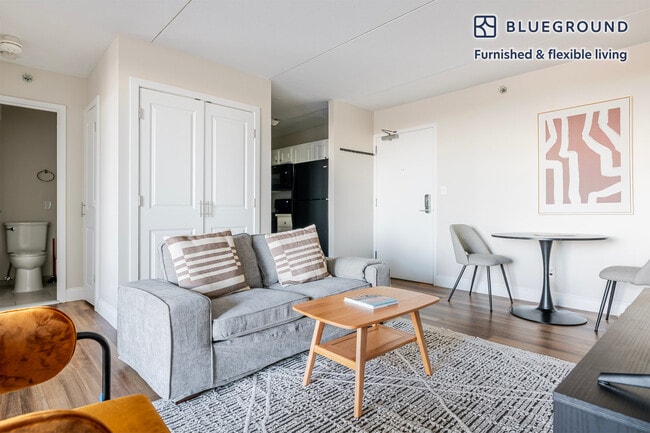 Building Photo - 812 Memorial Dr