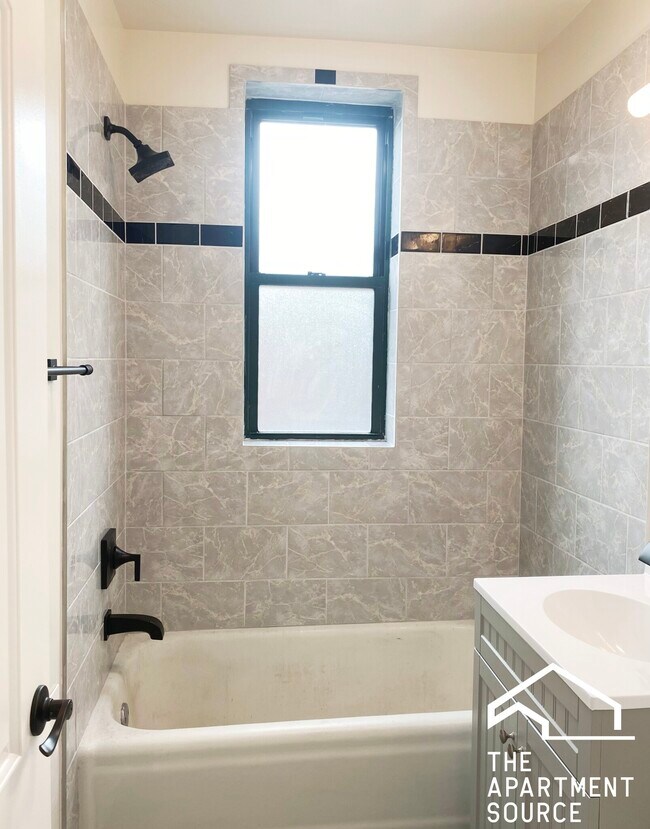 Foto del edificio - 3841 N Greenview Ave