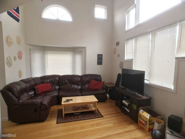 Building Photo - 254 Allston St