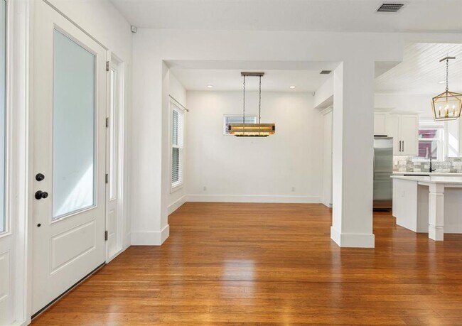 Building Photo - 214 E Floribraska Ave
