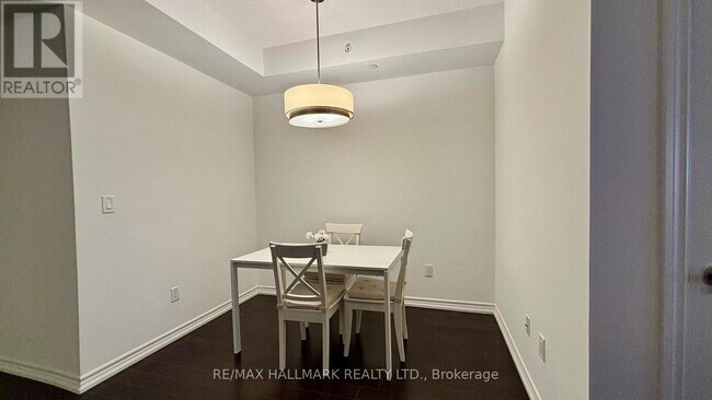 Building Photo - 386 Yonge St