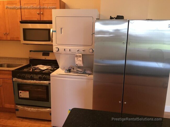 Building Photo - 120 Gladstone St