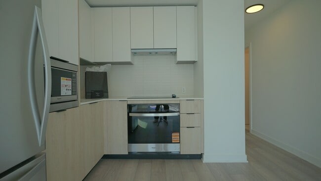 Photo du bâtiment - 1007-1007 The Queensway