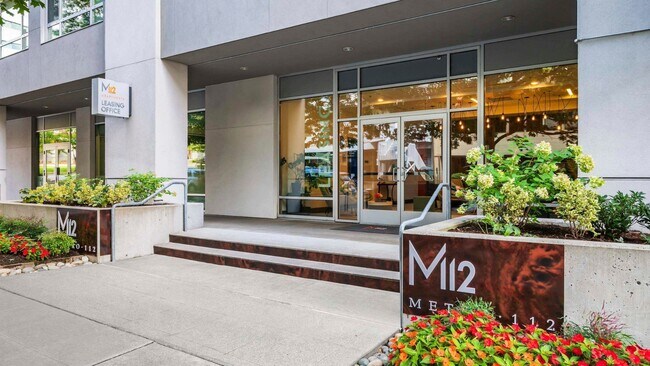 Oficina de arrendamiento ubicada en la avenida 111 en Bellevue, Washington. - Metro 112 Apartments